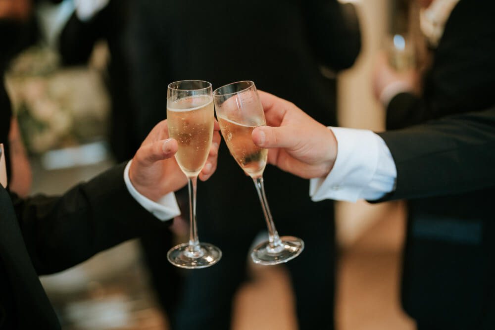 Kuohuviini annos selkeaksi hetkeksi