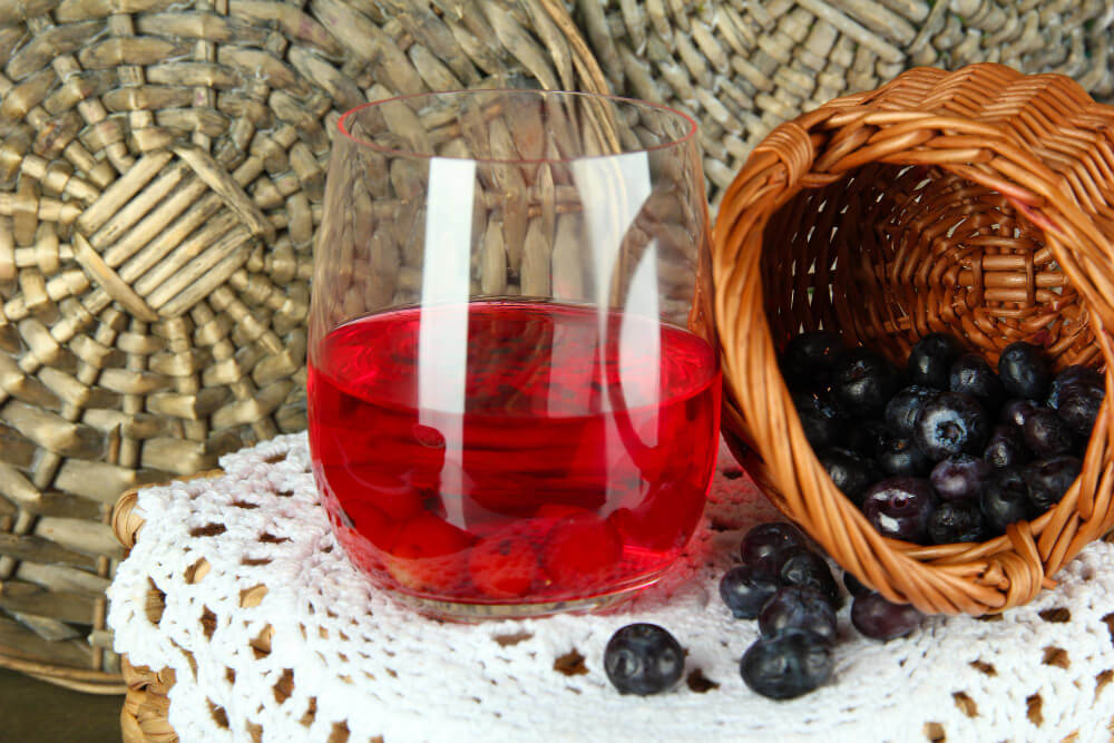 Pihlajanmarjaviini on pohjoisen luonnon aarre pullossa