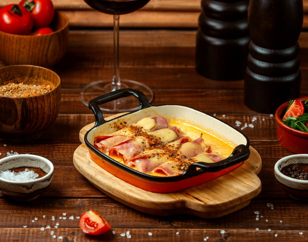 Raclette viini: Täydellinen kumppani sulaneelle juustolle