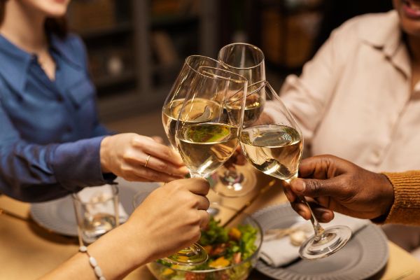 Vähäkalorinen alkoholi – Paras valinta kevyempään juhlintaan